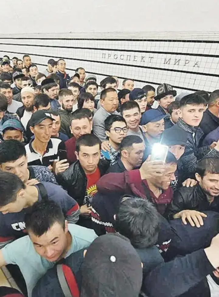Станция проспект мира в мусульманский праздник. Яблоку негде упасть.
