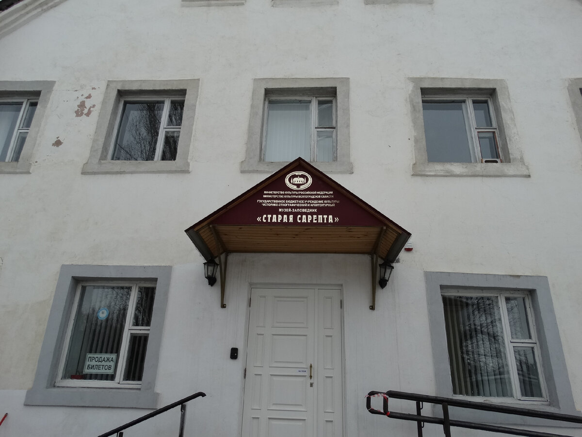 Слева от входа раньше был дом незамужних женщин, справа - дом холостых мужчин