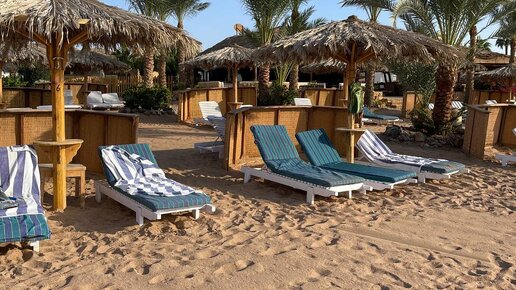 Песчаный и пологий пляж отеля Swiss Inn Resort Dahab 4*