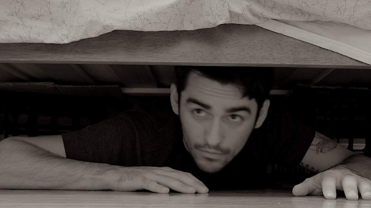 Мужчина спрятался под кроватью