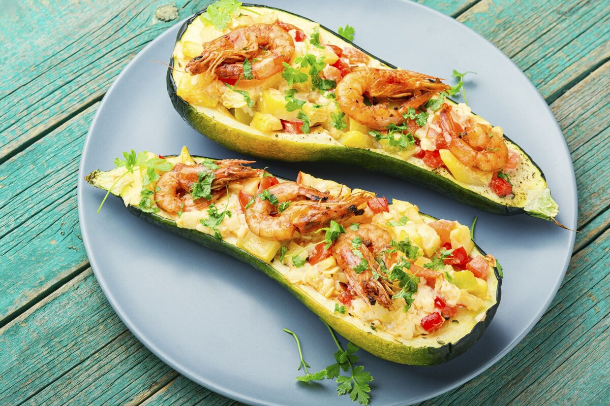 Запеченные кабачки с креветками, помидорами и сыром