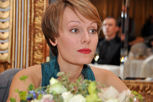 Очень милая новогодняя комедия. Подходит для просмотра на новогодних праздниках. Отличный актерский состав. Имеется Дед Мороз, которого играет Пореченков и девушка, которая хочет подтасовать карты своей судьбы. Ее играет красавица Ломоносова. Хорошее настроение от просмотра обеспечено! Советую.