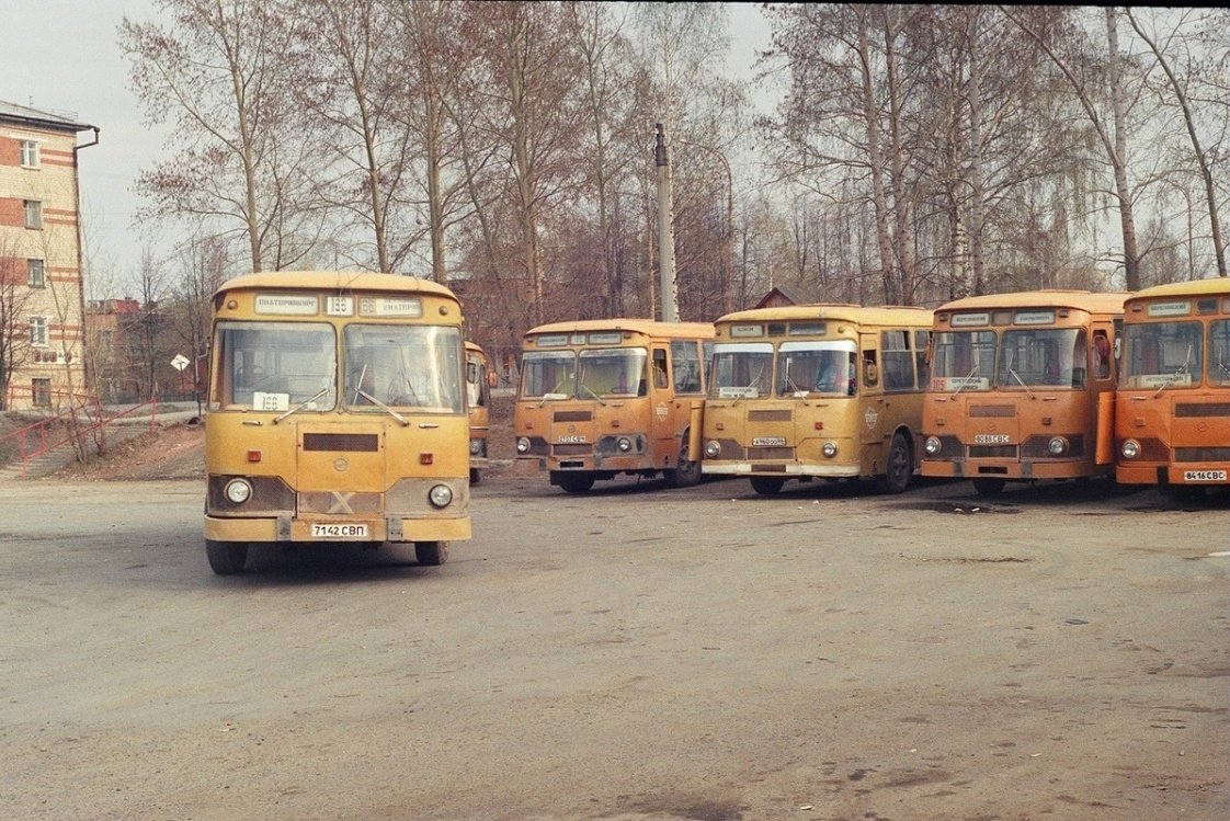 Е 80 автобус. ЛИАЗ 677 старый. 15 Автобусный парк ЛИАЗ 677м. Автобус ЛИАЗ 677 СССР. ЛИАЗ 677 И Икарус.