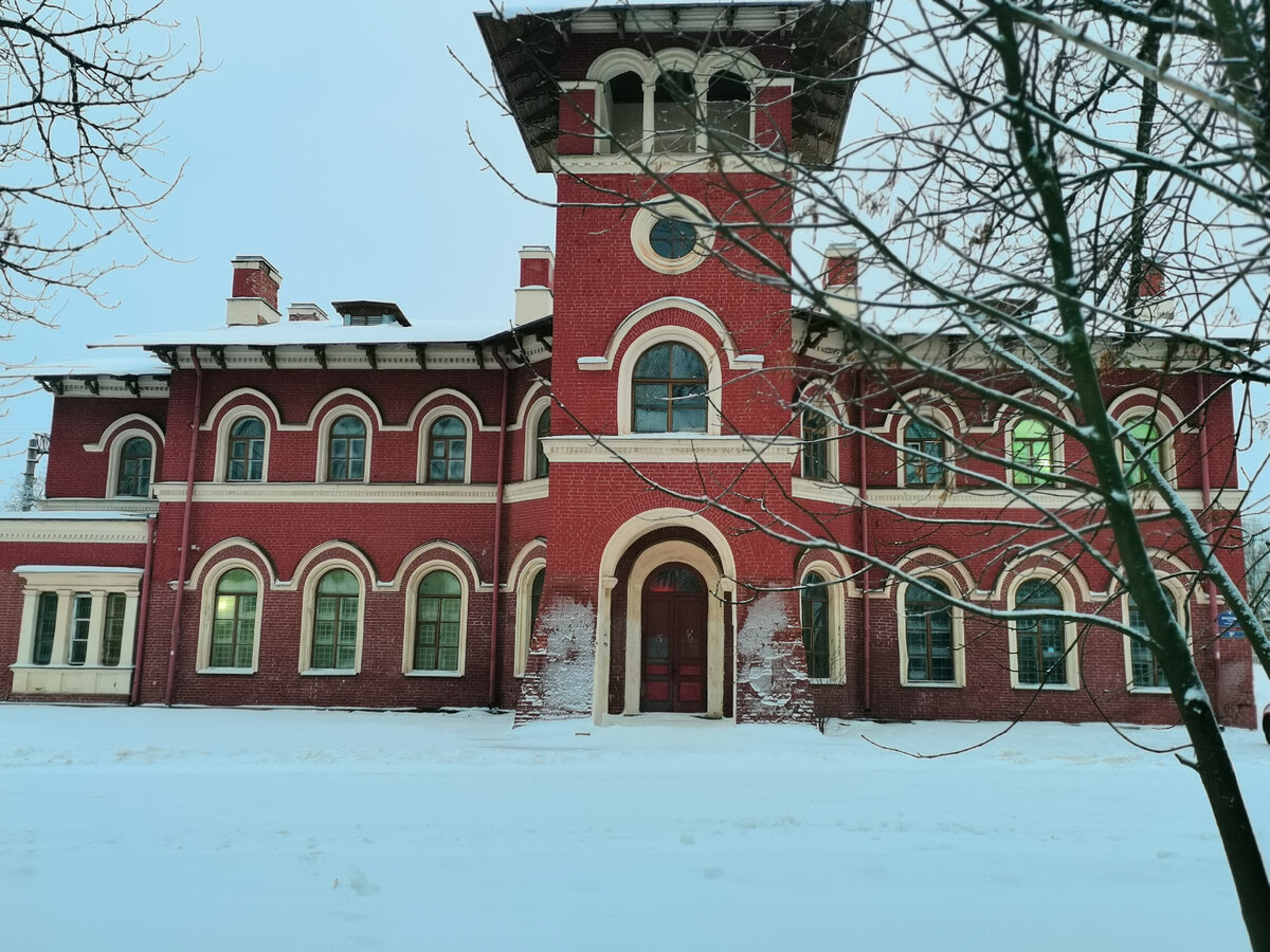 Здание вокзала вполне тянет на местную достопримечательность.