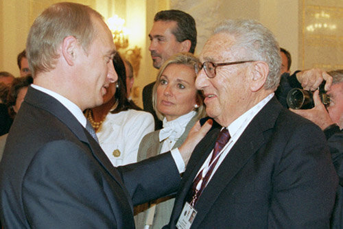 Фото взято от сюда https://upload.wikimedia.org/wikipedia/commons/3/3f/Vladimir_Putin_12_July_2001-1.jpg