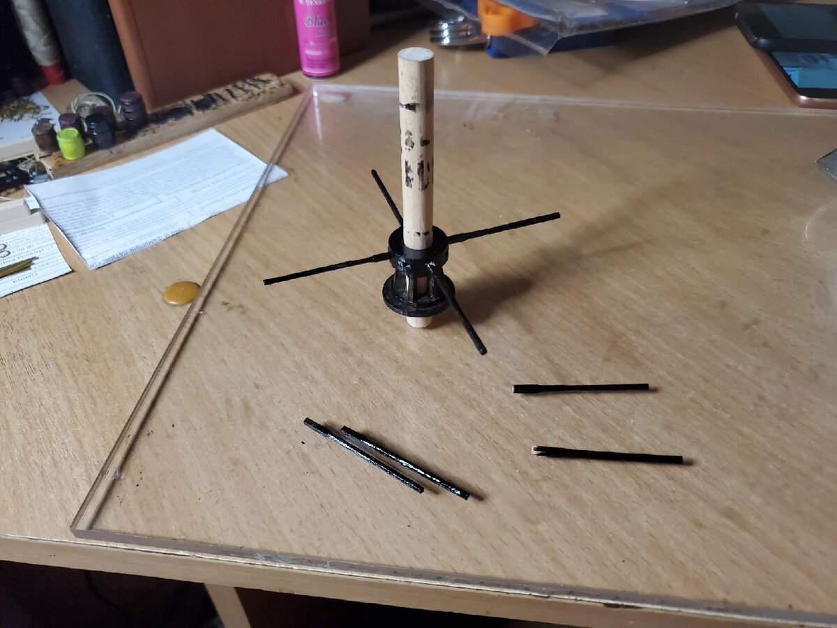 Лебедка сделана из дерева, я вырезал рычаги из дуба, сам механизм тоже сделан из дуба
