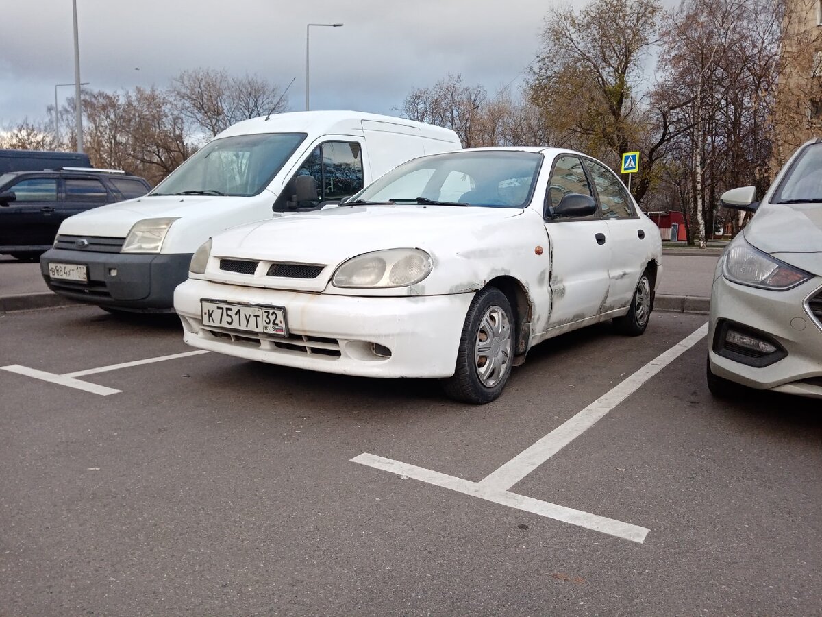 Само собой,машина не первой свежести : на кузове много подкрасов,фары запотели...