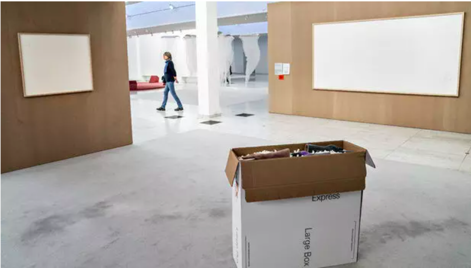 Пустые рамки, в которых должны были быть деньги. https://www.dr.dk/nyheder/kultur/kunstner-laante-halv-million-til-kunstvaerk-jeg-betaler-ikke-de-penge-tilbage-under