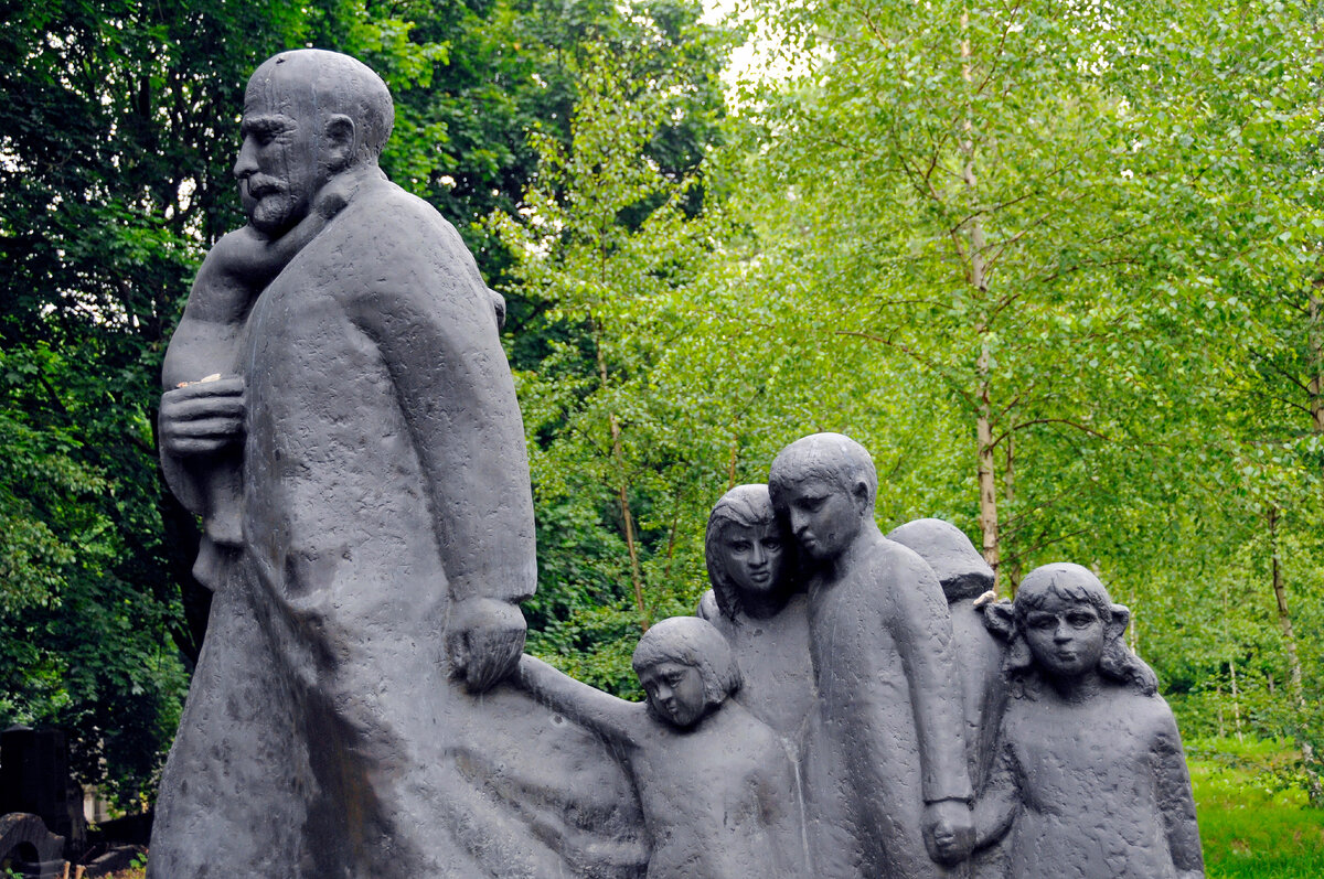 Памятник Корчаку в Варшаве Фото: Legion Media