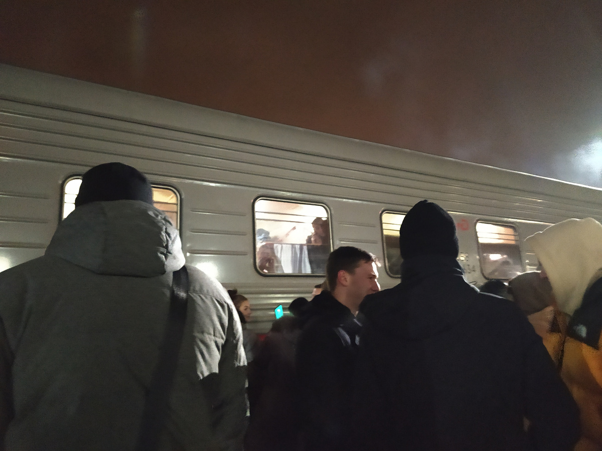 а провожающих на этот поезд оказалось довольно много