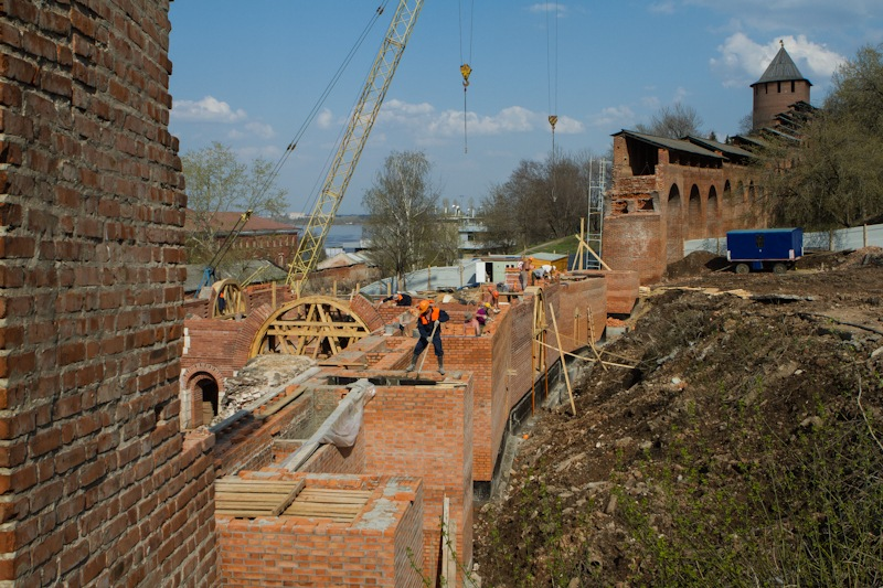 28 апреля 2012 г. Снова к Зачатской башне. Кадры не мои: http://www.skyscrapercity.com/showthread.php?t=1366667&page=20. Добрались до арок проезда. Справа, за берёзой, виден вход в башню.-3