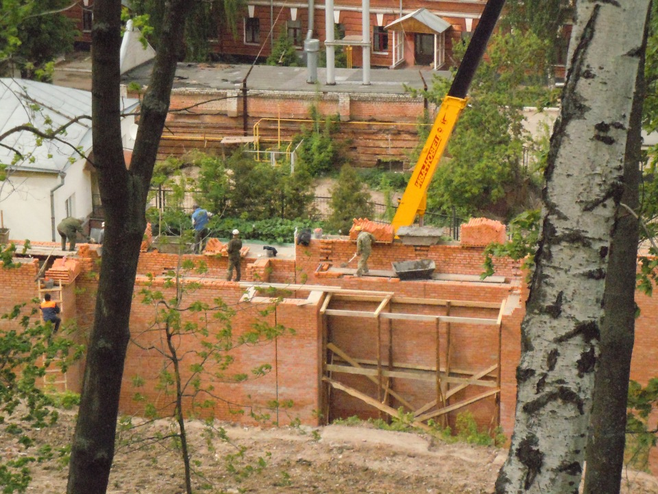 28 апреля 2012 г. Снова к Зачатской башне. Кадры не мои: http://www.skyscrapercity.com/showthread.php?t=1366667&page=20. Добрались до арок проезда. Справа, за берёзой, виден вход в башню.-13