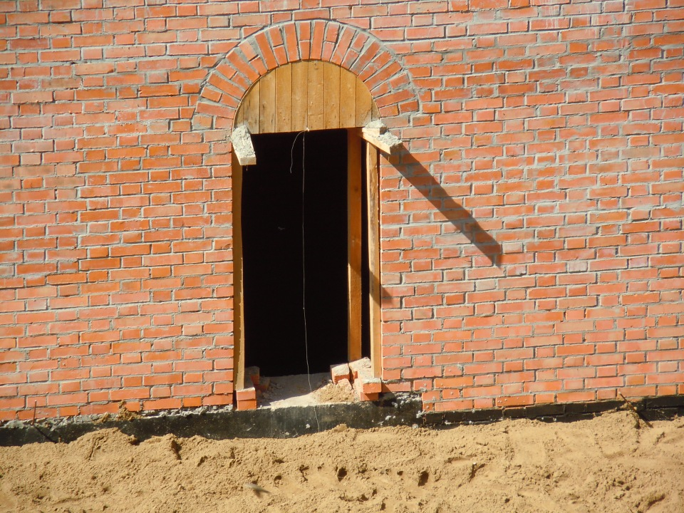 28 апреля 2012 г. Снова к Зачатской башне. Кадры не мои: http://www.skyscrapercity.com/showthread.php?t=1366667&page=20. Добрались до арок проезда. Справа, за берёзой, виден вход в башню.-30