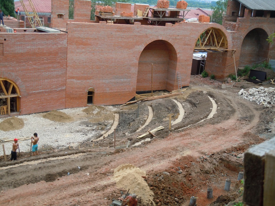 28 апреля 2012 г. Снова к Зачатской башне. Кадры не мои: http://www.skyscrapercity.com/showthread.php?t=1366667&page=20. Добрались до арок проезда. Справа, за берёзой, виден вход в башню.-41