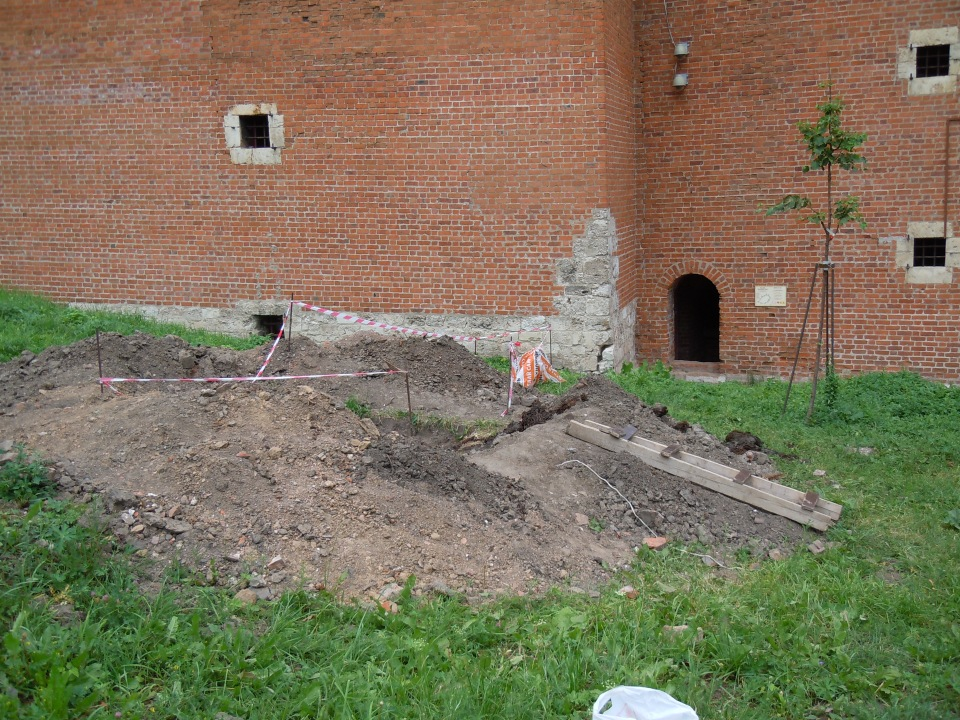 28 апреля 2012 г. Снова к Зачатской башне. Кадры не мои: http://www.skyscrapercity.com/showthread.php?t=1366667&page=20. Добрались до арок проезда. Справа, за берёзой, виден вход в башню.-44