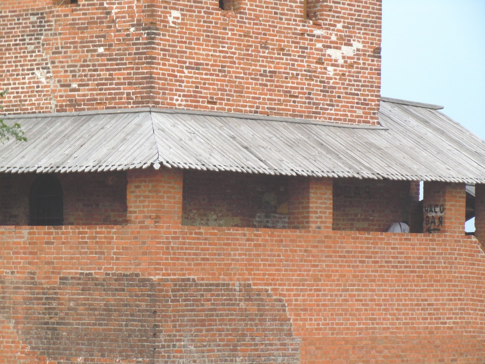 28 апреля 2012 г. Снова к Зачатской башне. Кадры не мои: http://www.skyscrapercity.com/showthread.php?t=1366667&page=20. Добрались до арок проезда. Справа, за берёзой, виден вход в башню.-49