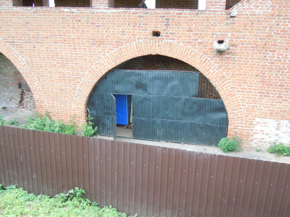 28 апреля 2012 г. Снова к Зачатской башне. Кадры не мои: http://www.skyscrapercity.com/showthread.php?t=1366667&page=20. Добрались до арок проезда. Справа, за берёзой, виден вход в башню.-50