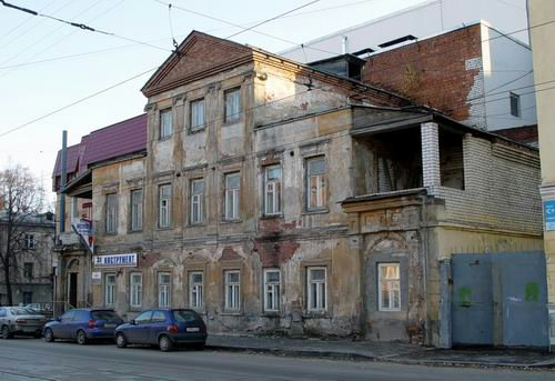 28 апреля 2012 г. Снова к Зачатской башне. Кадры не мои: http://www.skyscrapercity.com/showthread.php?t=1366667&page=20. Добрались до арок проезда. Справа, за берёзой, виден вход в башню.-55