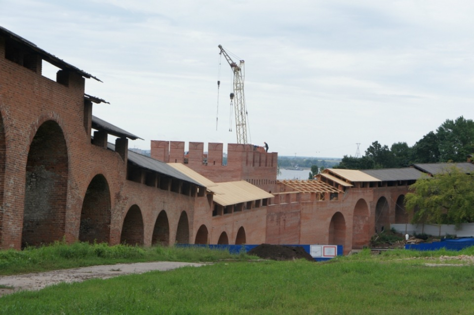 28 апреля 2012 г. Снова к Зачатской башне. Кадры не мои: http://www.skyscrapercity.com/showthread.php?t=1366667&page=20. Добрались до арок проезда. Справа, за берёзой, виден вход в башню.-59