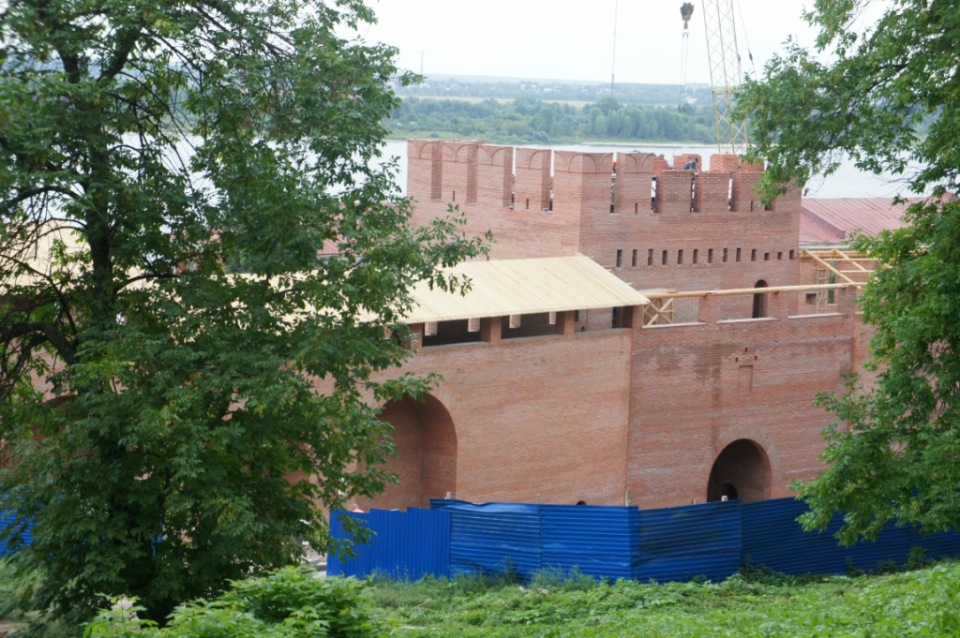 28 апреля 2012 г. Снова к Зачатской башне. Кадры не мои: http://www.skyscrapercity.com/showthread.php?t=1366667&page=20. Добрались до арок проезда. Справа, за берёзой, виден вход в башню.-60