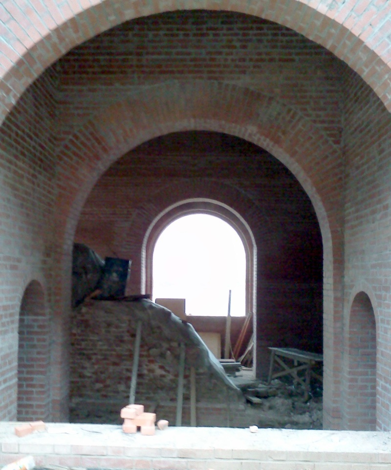 28 апреля 2012 г. Снова к Зачатской башне. Кадры не мои: http://www.skyscrapercity.com/showthread.php?t=1366667&page=20. Добрались до арок проезда. Справа, за берёзой, виден вход в башню.-64