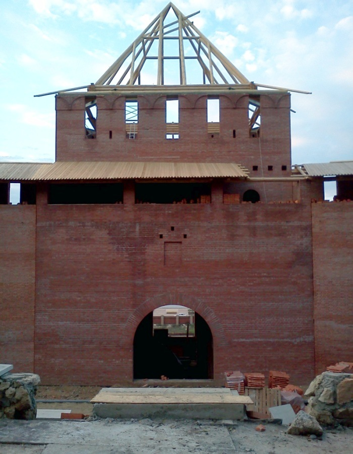 28 апреля 2012 г. Снова к Зачатской башне. Кадры не мои: http://www.skyscrapercity.com/showthread.php?t=1366667&page=20. Добрались до арок проезда. Справа, за берёзой, виден вход в башню.-63