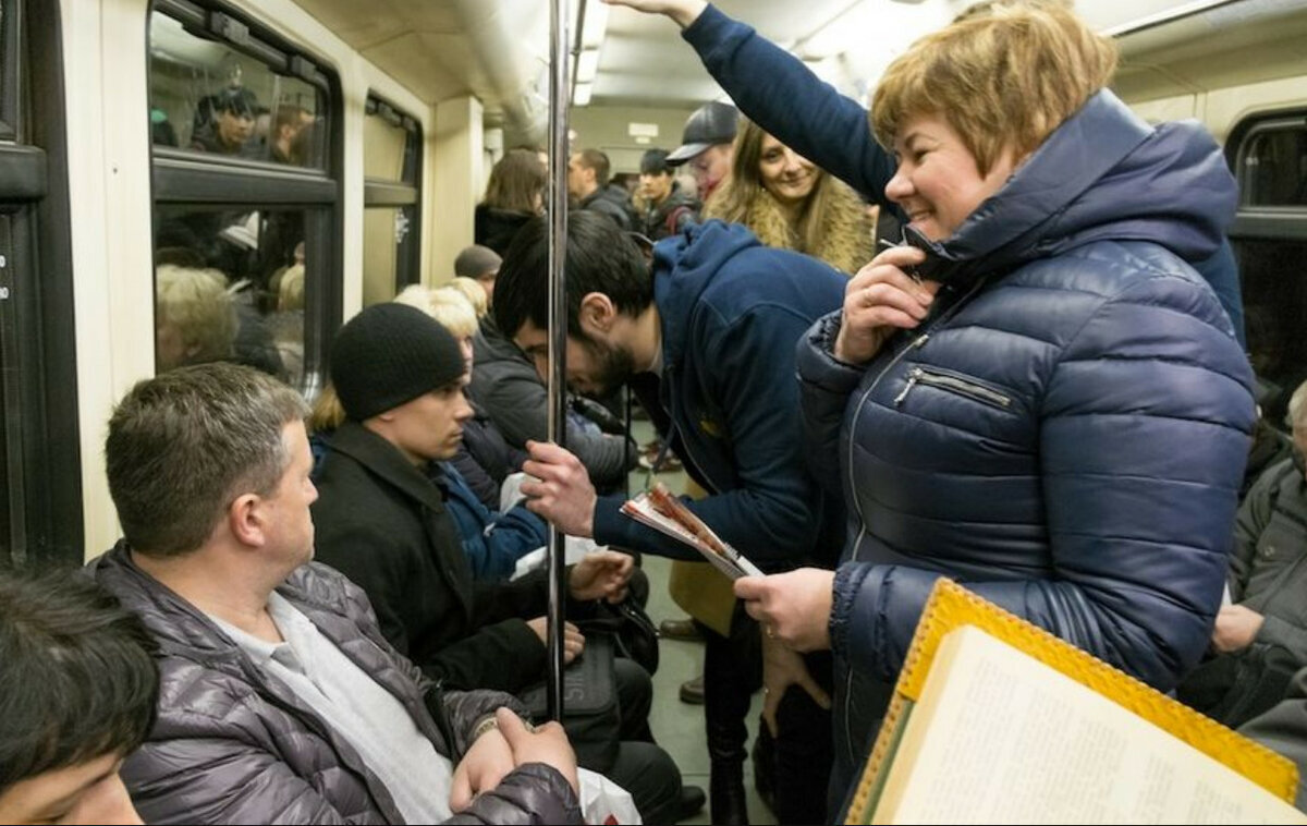 Пожилые люди в метро