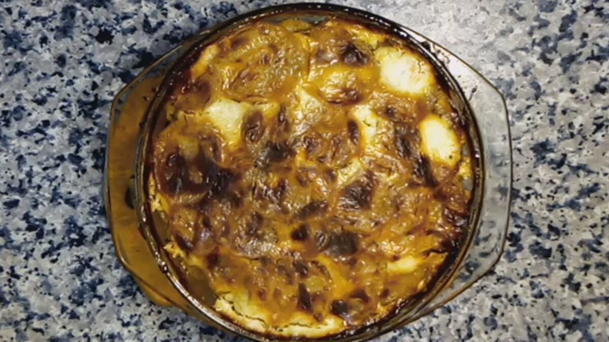 Аппетитный гратен из картофеля с овощами, под румяной сливочной корочкой, - отличный вариант праздничного блюда или вкусного гарнира. 
Гратен (gratin) – это любое сладкое или несладкое блюдо, запеченное в духовке до образования аппетитной корочки. В рецептах или ресторанных меню встречается также выражение «о-гратен» (au gratin), которым обозначают такой способ приготовления.
Самое важное в приготовлении гратена – правильно подобрать температурный режим. Чтобы не пережечь корочку и при этом достаточно пропечь сердцевину блюда, его сначала держат в духовке на умеренном жару, а потом увеличивают температуру.

Ингредиенты:
картофель - 7 шт.
лук - 1 шт.
морковь - 1 шт.
фасоль стручковая - 150 гр.
масло сливочное - 80 гр.
сметана 20% - 3 ст.л.
Специи:
чеснок сушеный - 1 ч.л.
тимьян сушеный - 1 ч.л.
паприка - 1 ч.л.
соль и черный перец по вкусу

Форма для запекания Ø 19 см.
1.Подготовить и нарезать овощи.
2.В картофель добавить специи, тщательно перемешать.
3.Форму для запекания смазать растопленным сливочным маслом.
4.Первый слой - картофель 1 см.
5.Второй слой - лук
6.Третий слой - морковь
7.Четвертый слой - смазать сливочным маслом.
8.Пятый слой - картофель 1 см.
9.Шестой слой - фасоль стручковая.
10.Седьмой слой - картофель (остатки)
11.Запекать с закрытой крышкой в разогретой до 190 градусов духовке 30 минут.
12.После смазать поверхность сметаной. Отправить в духовку без крышки на 10-15 минут, 190 градусов.
13.При подаче украсить сметаной и укропом.