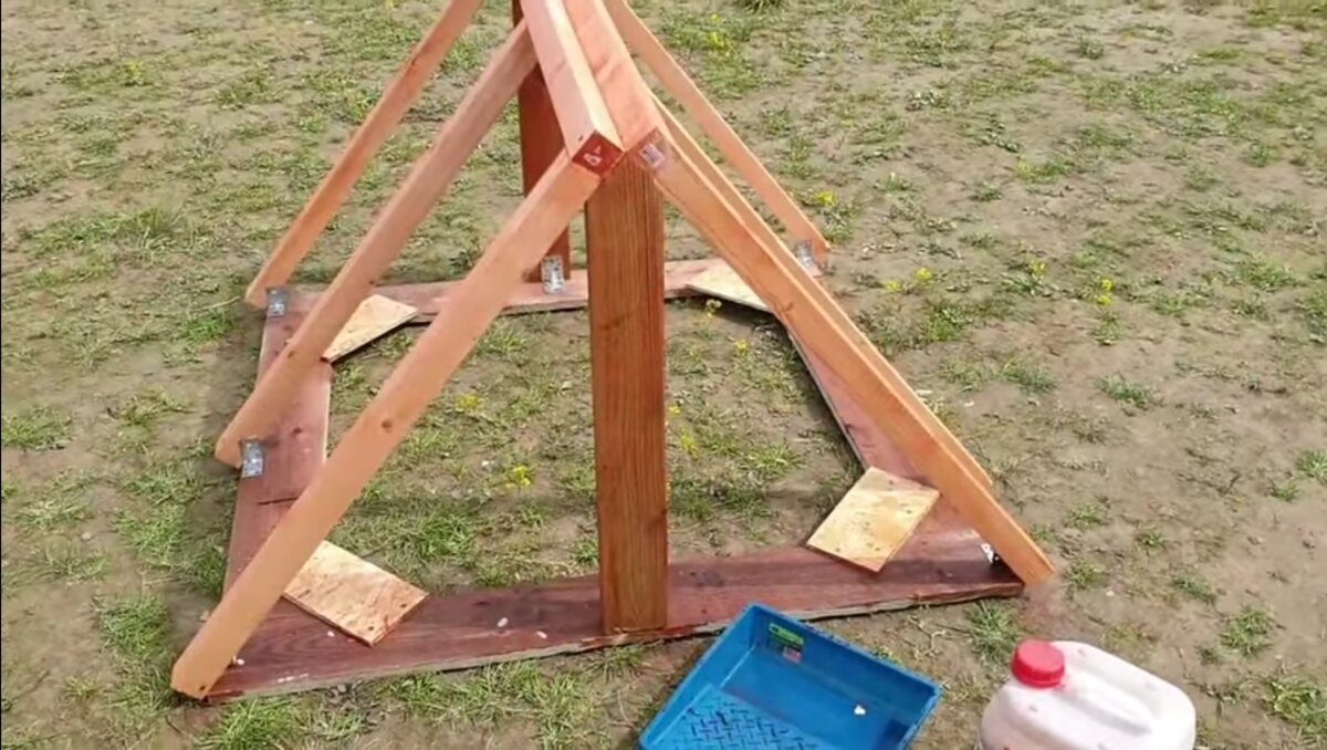 Каркас домика для колодца