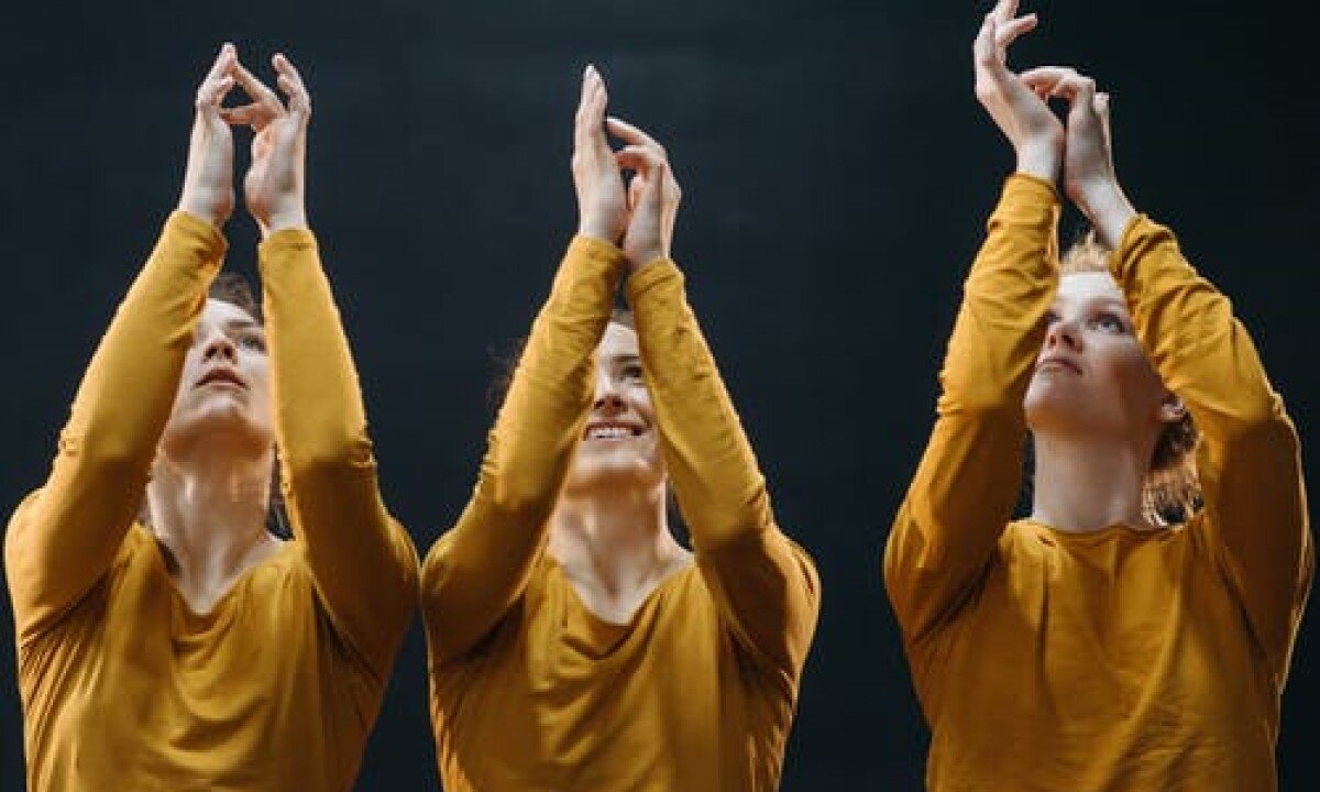 Три подруги. Фото с фотостока.