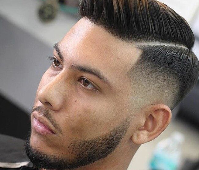 Данный пробор нужно поддерживать, но на подобном типаже волос он смотрится адекватно