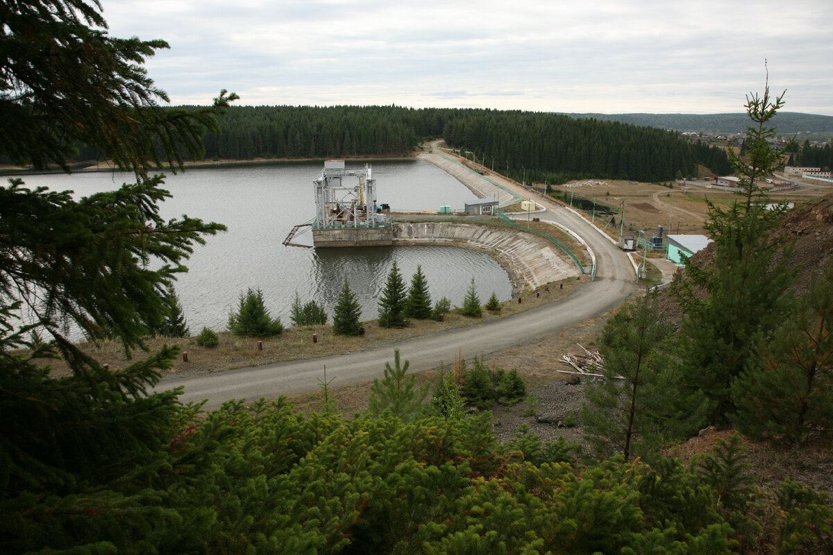 © SvetlanaZh / CC BY-SA 3.0 (Плотина Нязепетровского водохранилища)