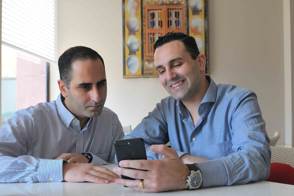 Truecaller был разработан шведской компанией True Software Scandinavia, основанной в 2009 году Нами Заррингхалам (слева) и Аланом Мамеди (справа).