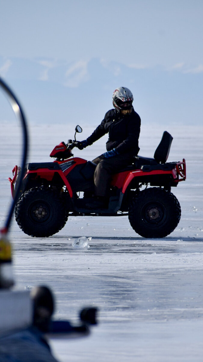 На льду Байкала 