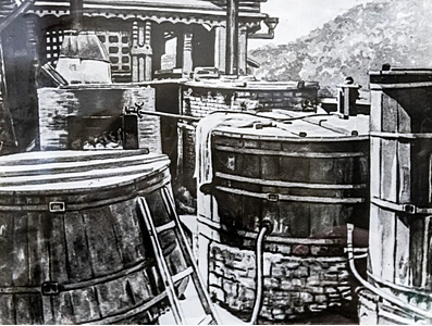 Деревянные бочки для нагрева нарзана, чем то действительно похожи на винодельню