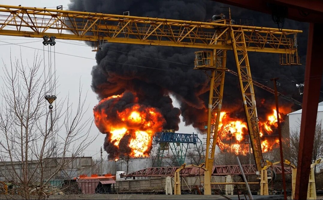 Минобороны РФ заявило об ударе Украины по нефтехранилищу в Белгороде.