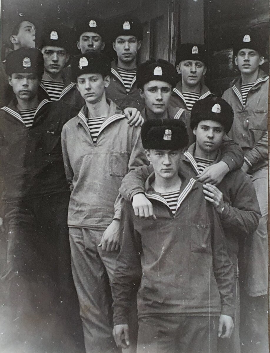Астафьев, Бойчук, Килихевич, Повелица, Абрамов, Лысенко,                                                          Козловский, Моисеев, Емельянов, Орлов, Черных. 1983 год.                