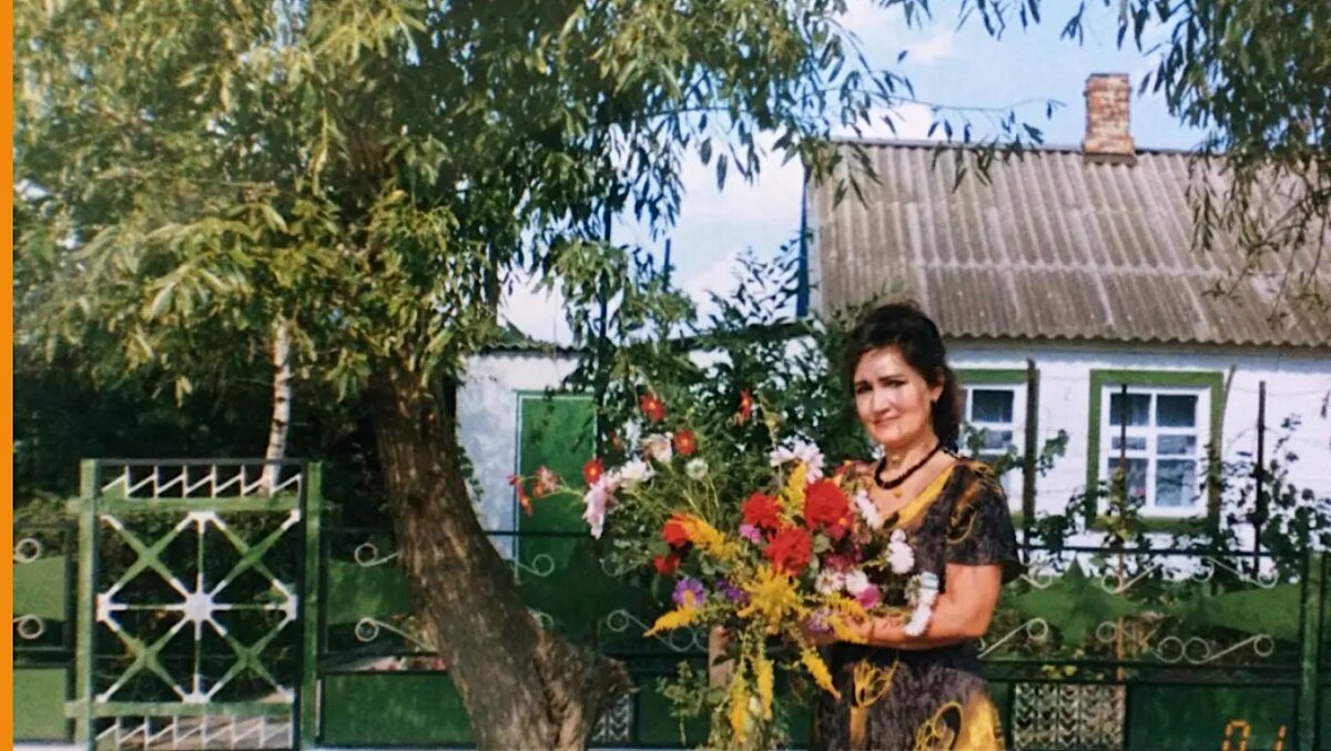 Верба у калитки дома, где я провела свои школьные годы в хуторе Привольном Ростовской области, была посажена мамой в Вербное воскресенье в 1970 году. 