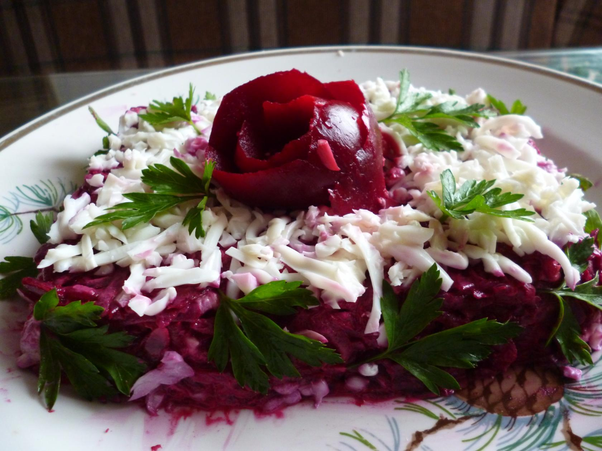 Салат из свеклы с яйцом и солеными огурцами