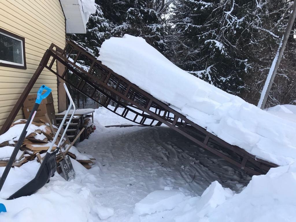 Фото упавшего коричневого навеса