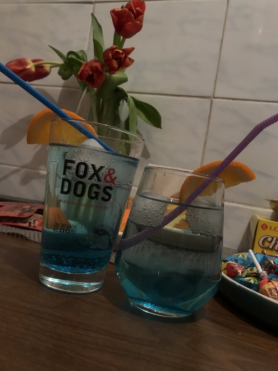На фото очередная порция привычного алкоголя) Вермут + швепс + сироп Blue Curacao + долька апельсина + лёд