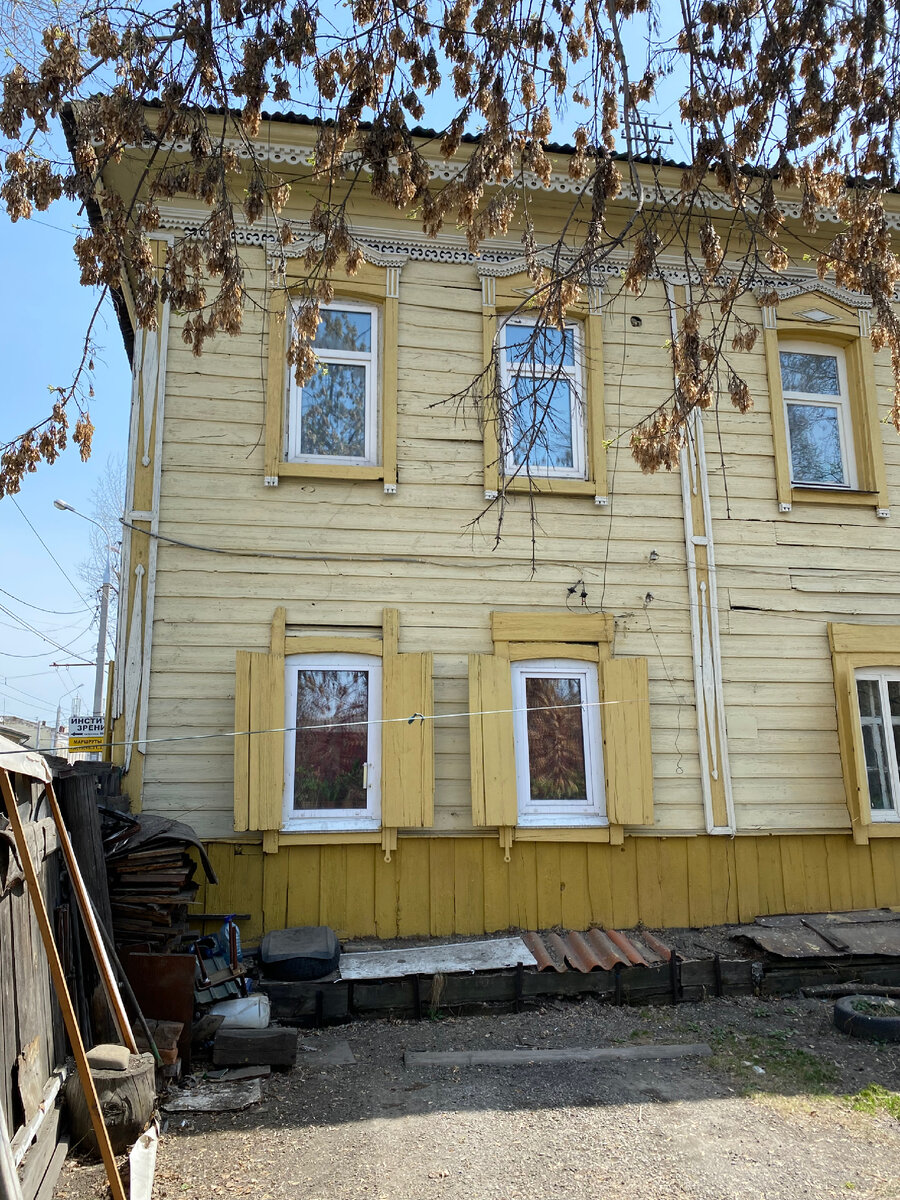 4. Где находится это дом? На улице Дек.Событий 5. И о ком рассказывает мемориальная доска, висящая на дома? Об авиаконструкторе Николае Камове.