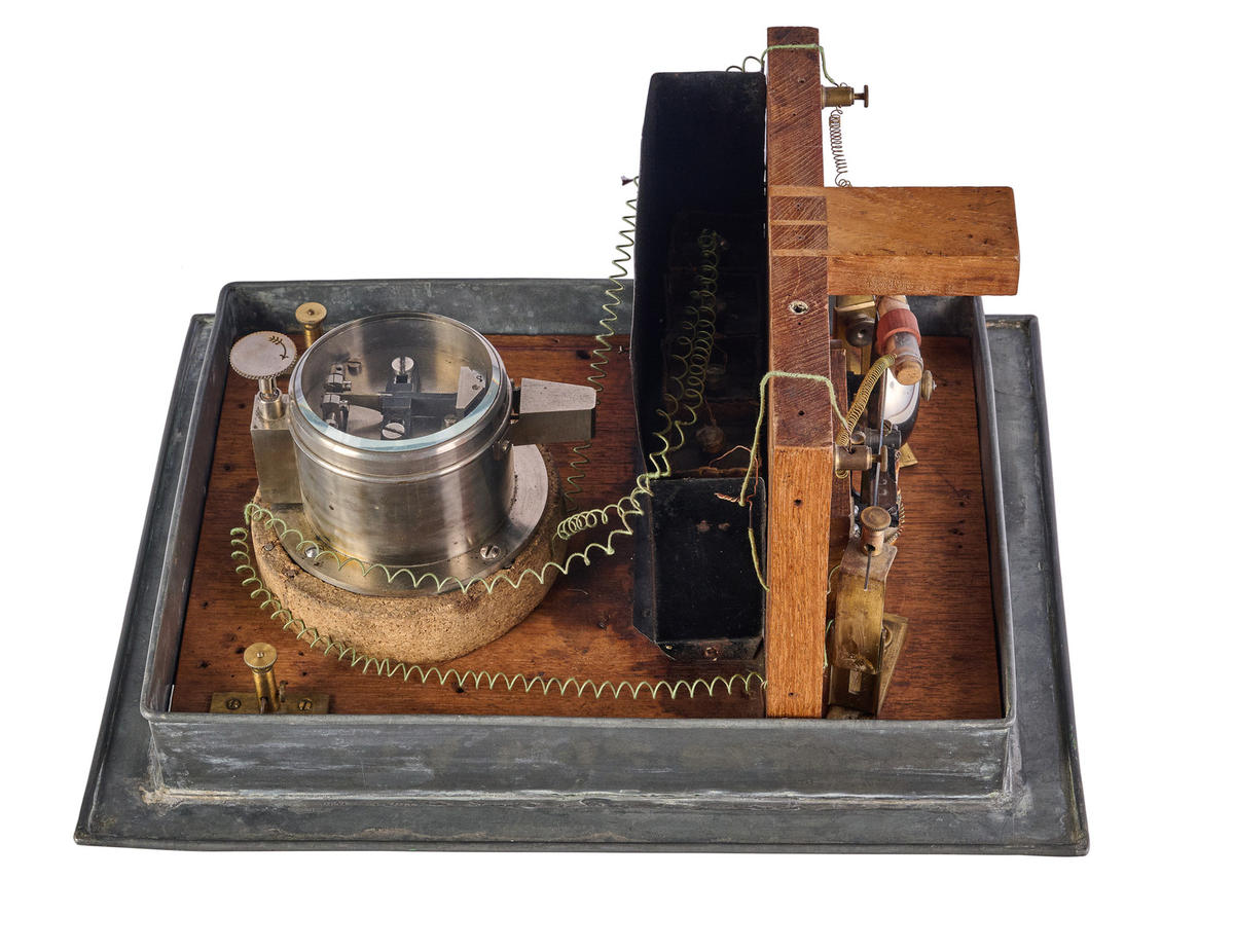 Прибор для обнаружения и регистрирования электрических колебаний Александра Попова 