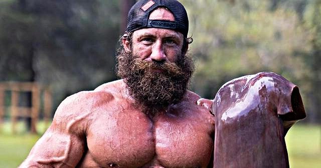 На фото Брайан Джонсон а в руках печень животного