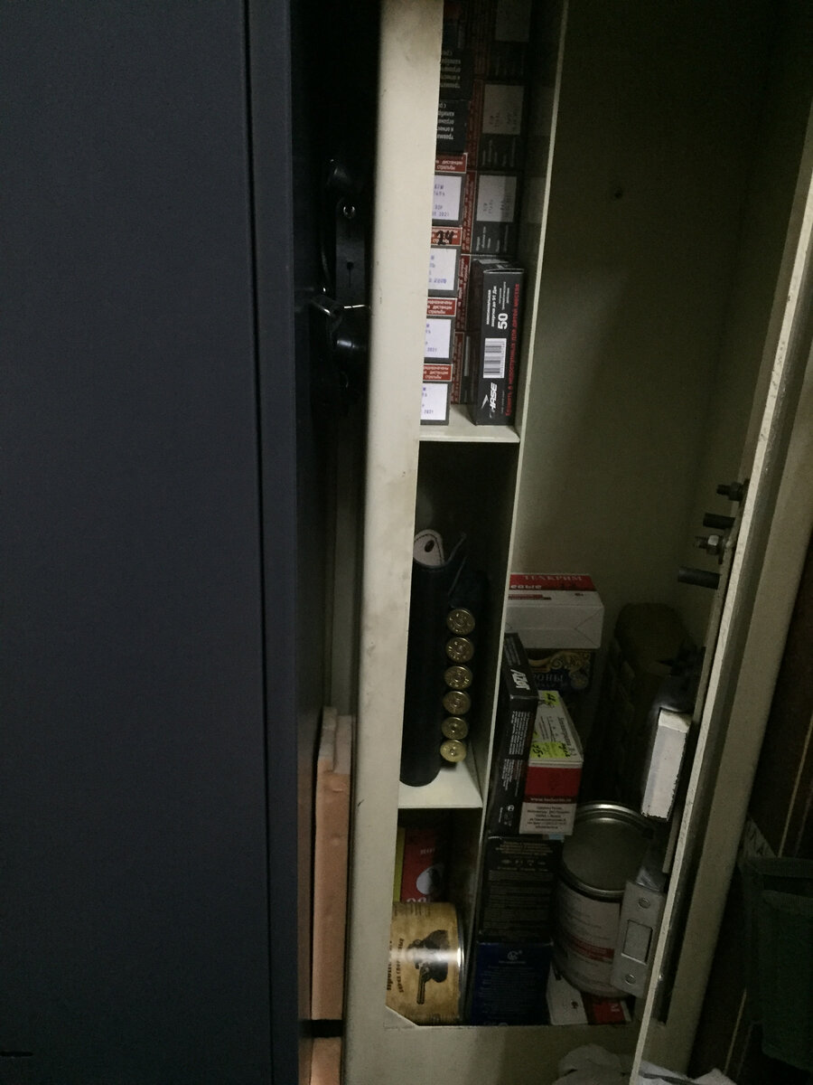 Сейф для патронов. Сейф охотник 101. Хранение патронов. Сейф для патронов. Держатель для оружия в сейфе.