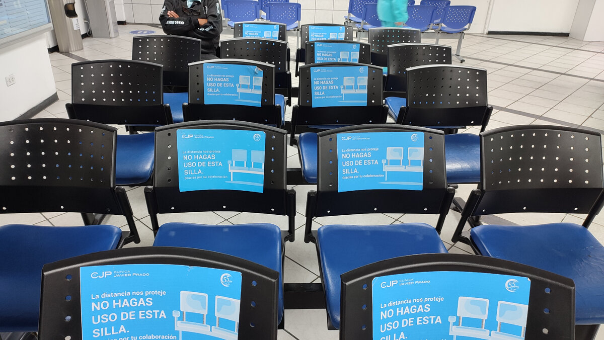 Регистратура. На  сидениях надпись "не пользоваться стулом". Но когда много людей, то видела, что запрет не соблюдается .