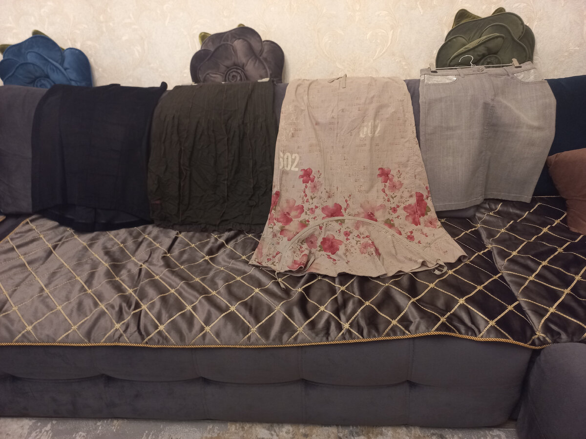 Не влезаю в некоторые юбки. Куплены мамой, за чёрную вроде я отдала 8 тыс. У меня столько вещей. Что даже могу забыть, что и за сколько я покупала😂😂😂 Эти юбки у меня давно. За серую Эскаду в Ставрополе отдали 7.500 р. Это с учётом 50% скидки. Две в середине которые покупала мама, как и серую. Но сколько она отдала за них, я не знаю, если честно.......