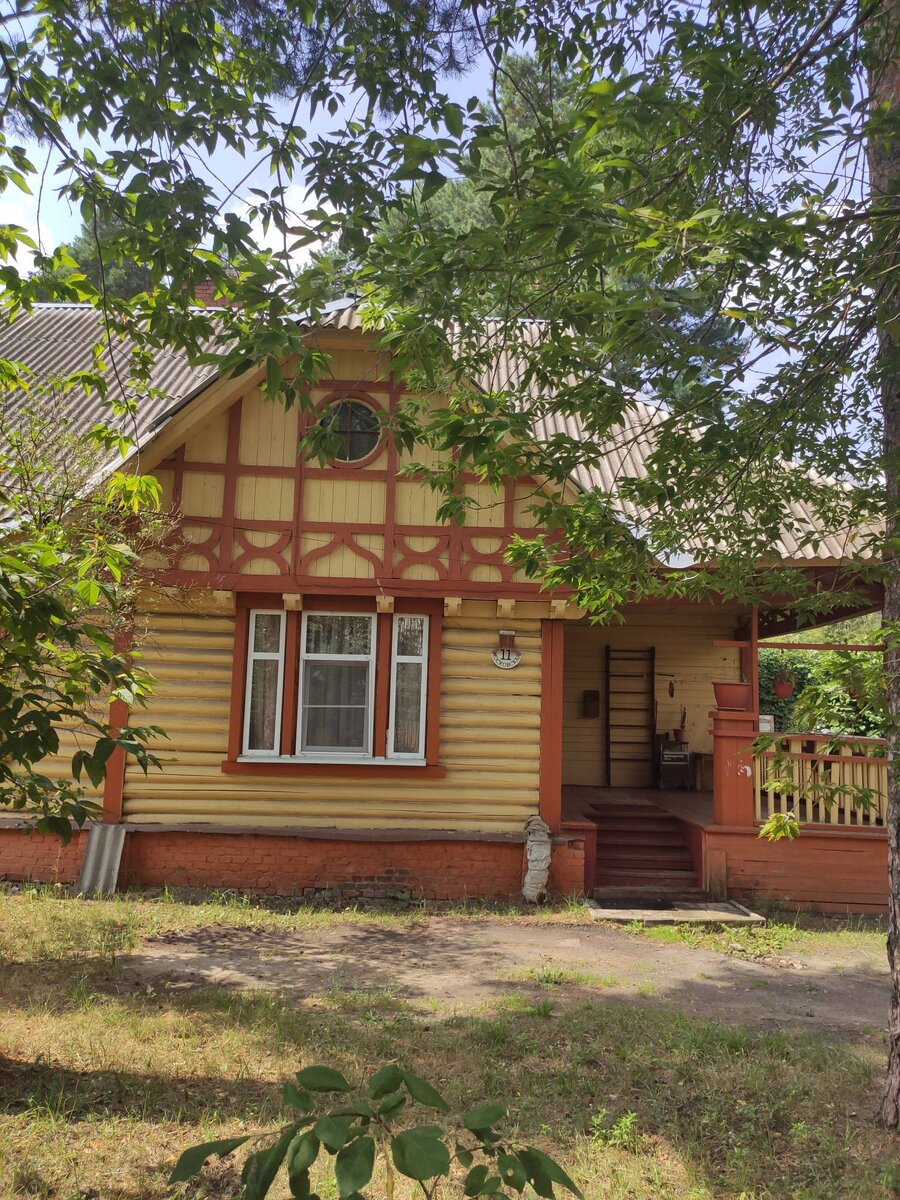 Целая улица в Шатуре состоит из вот таких нарядных деревянных домиков с очень разнообразными украшениями. Как будто в сказку попадаешь, когда оказываешься на улице Московская