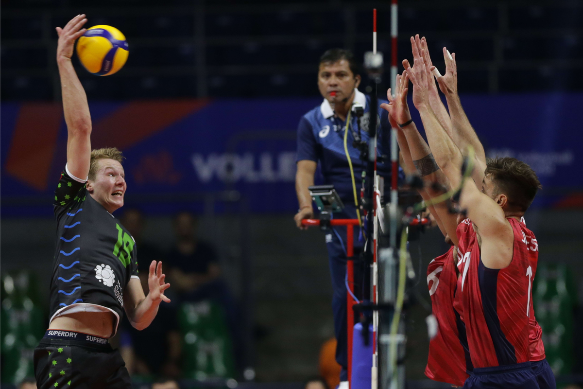 Рок Можич против блока Сборной США