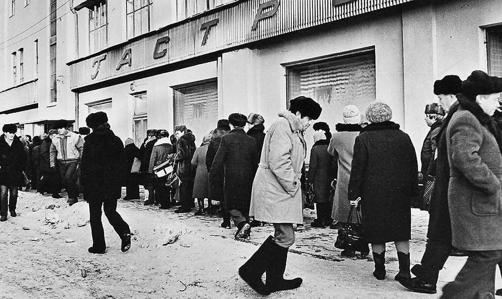 Застой 1960 1980. Очереди в СССР 1970-Е. Перестройка СССР дефицит. Очередь в магазин СССР. Очереди в перестройку.